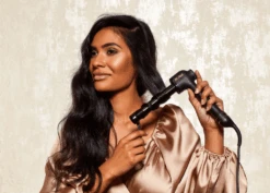 HOT TOOLS Curl Bar Black Gold 32mm -Haarverzorging Verkoopwinkel htcurl1181bg product in use 300dpi min 1