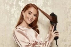 HOT TOOLS Volumiser Set Black Gold -Haarverzorging Verkoopwinkel htdr1100bg product in use 300dpi rbg min